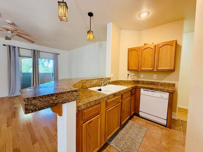 Building Photo - Enjoy resort-style living in this stylish ...