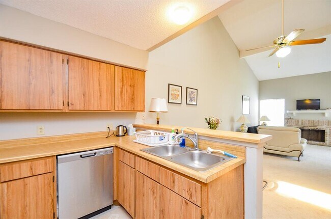 Building Photo - 6211 Ludington Dr