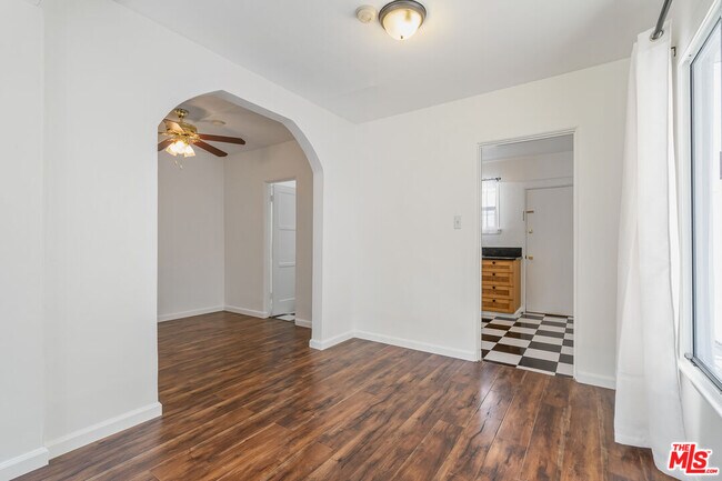 Building Photo - 917 7th St