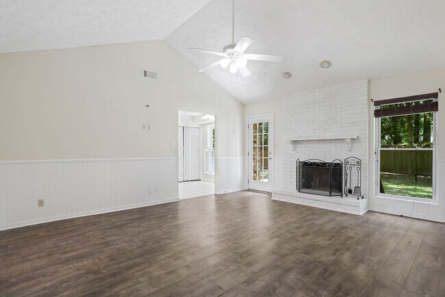 Building Photo - Adorable 3/2 on large corner lot