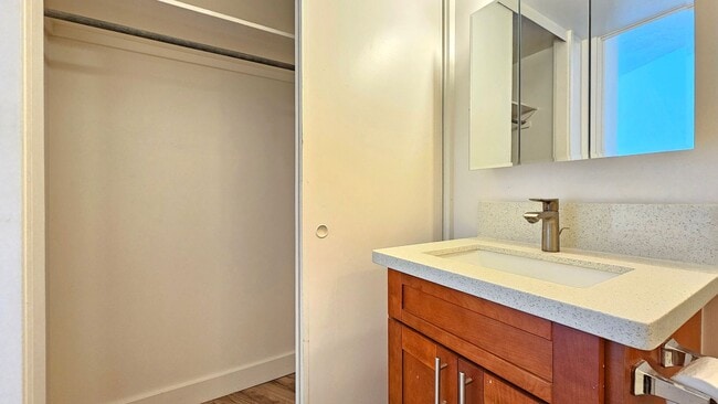 Building Photo - Holiday Village - renovated studio with on...