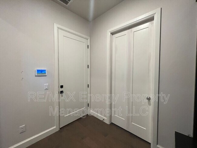 Building Photo - 440 St Claire Dr