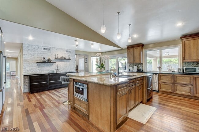 Building Photo - 7001 Alamitos Cir