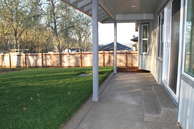 Building Photo - Great 3 Bedroom 2 Bath House on the West side!