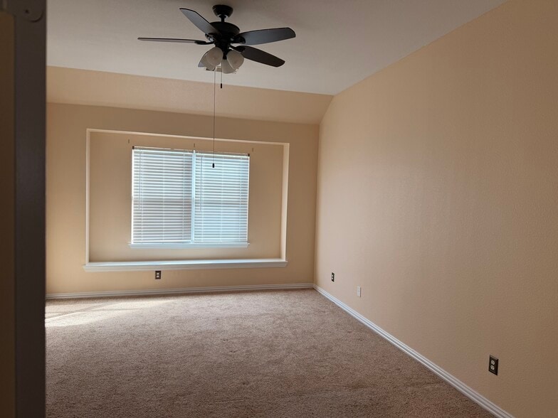 Building Photo - 10133 Sanden Dr