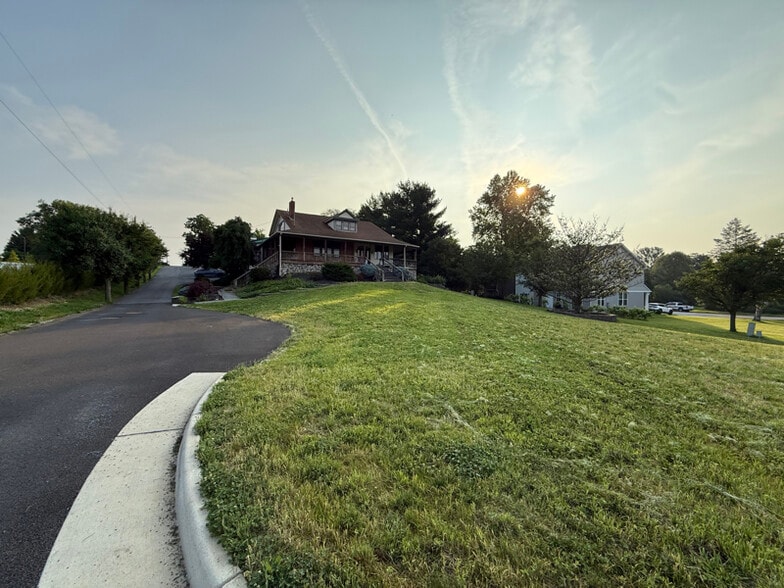Building Photo - 910 Cedar Creek Grade