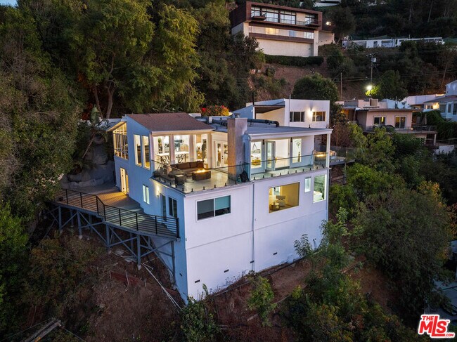 Building Photo - 3541 Multiview Dr