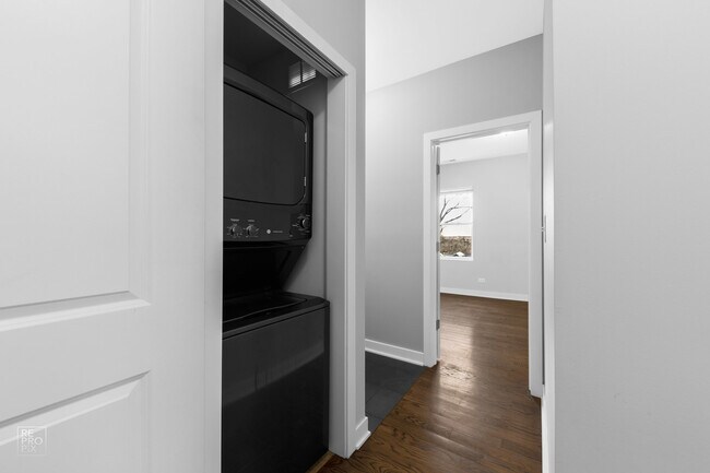 Building Photo - 2431 W 24th St