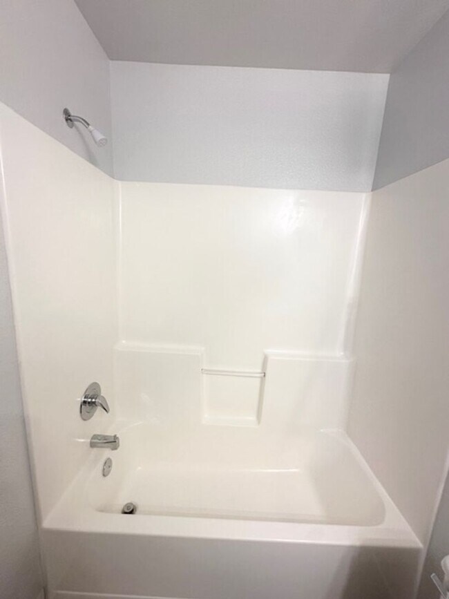 Building Photo - Newly renovated in 2024 2 bedroom 2 bathroom apartment available soon.