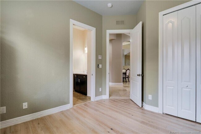 Building Photo - 5628 SW Gray Fox Dr