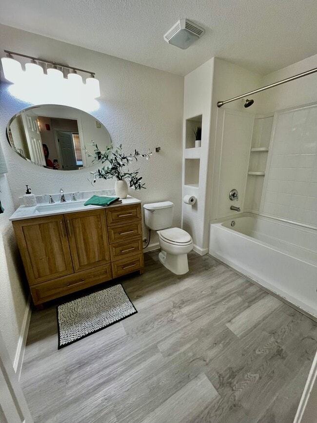 Building Photo - Remodeled 2 Bedroom, 2 bathroom Condo in W...