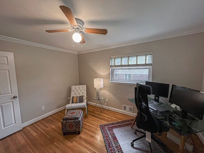 Building Photo - Sunny and Bright 4 Bedroom 3 Bath 2 Level ...