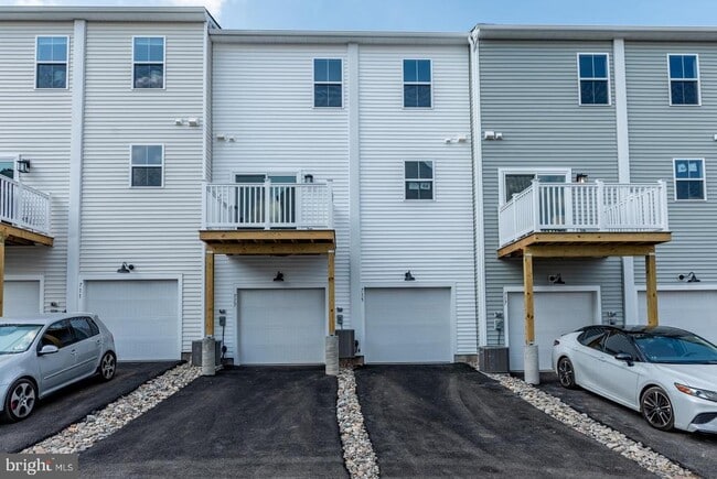 Building Photo - 713 Platinum Dr