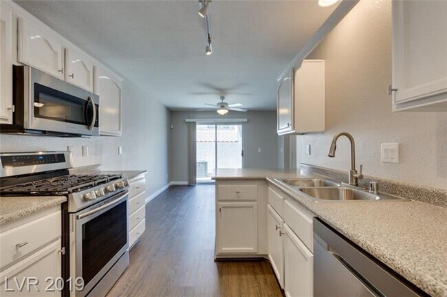 Building Photo - Charming 3-Bedroom Henderson Townhome
