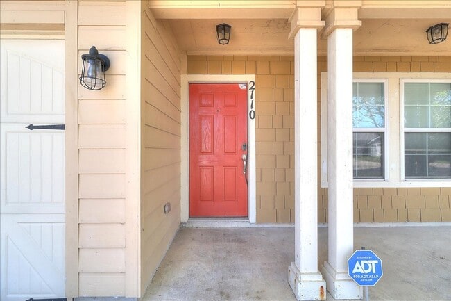 Building Photo - 2110 Encino Dr