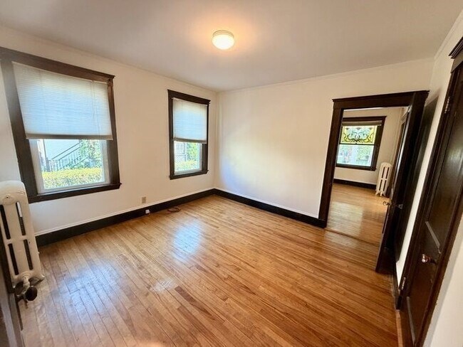 Building Photo - 92 Oak Ave