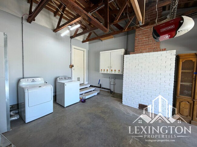 Building Photo - Charming 2 Bedroom Home with Large Backyard & Garage