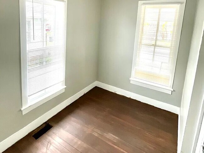 Building Photo - COMING SOON! Charming 2 Bedroom Home Near Dundee!