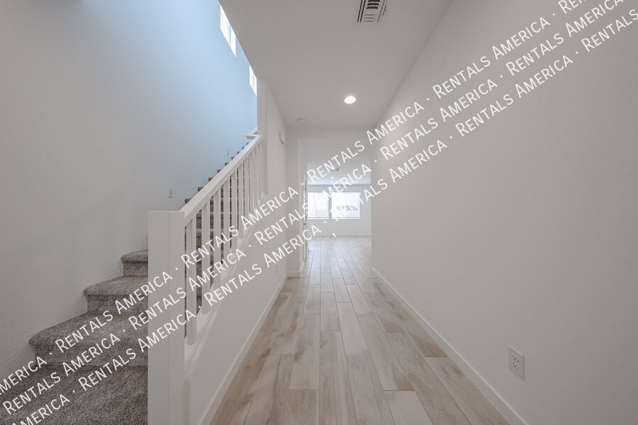 Building Photo - 10151 E Ulysses Ave