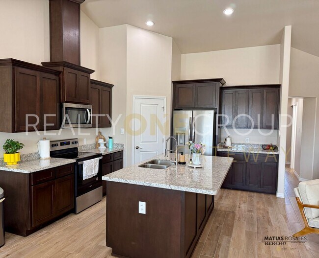Building Photo - Enjoy those Arizona Sunset in this Three B...