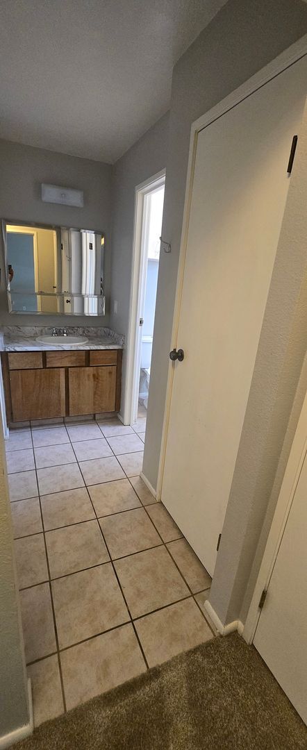 Building Photo - Charming 2-bedroom, 1-bathroom home locate...