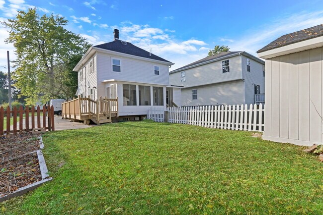 Building Photo - 27065 N Ridge St