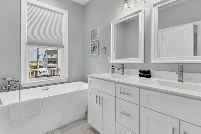Building Photo - 822 S Topsail Dr