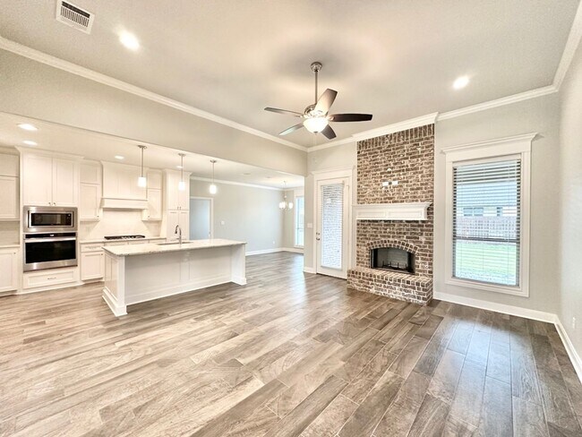 Building Photo - Available Now! Stunning 3 Bedroom 2 Bath i...