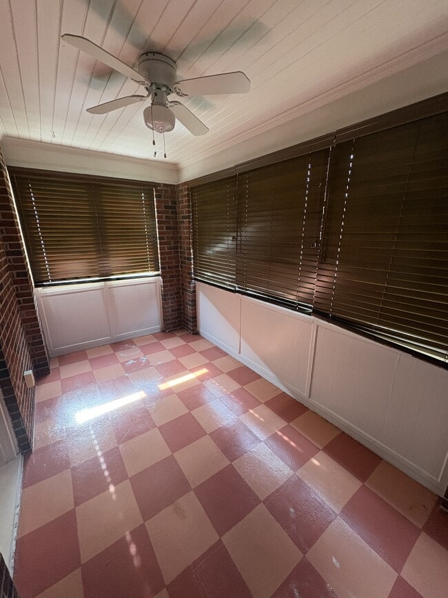 Building Photo - 710 S Lee St