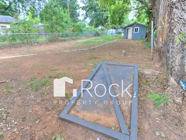 Building Photo - Updated Cozy 2 Bed 1 Bath Home in Guthrie Available Now ~MOVE IN SPECIAL~