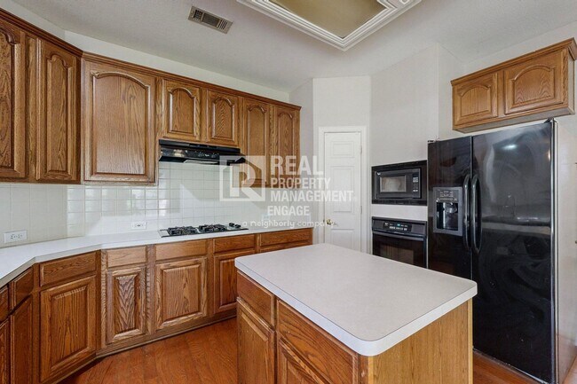 Building Photo - Elegant 5-Bedroom Home for Rent in Prime C...