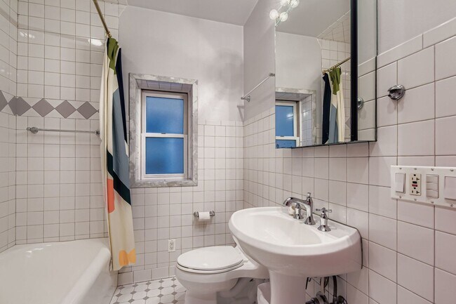 Building Photo - 6712 N Maplewood Ave