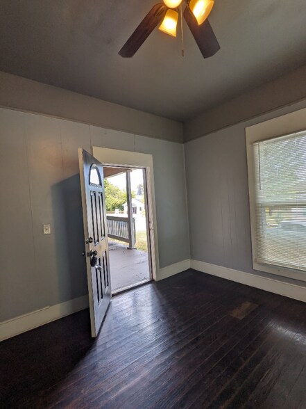 Building Photo - 410 E Day St