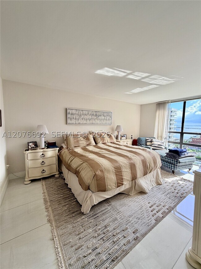 Building Photo - 1450 Brickell Bay Dr