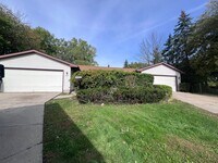 Building Photo - Recently Updated 4 Bedroom Duplex!