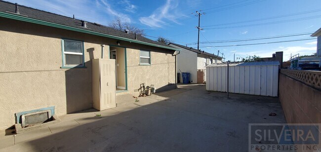 Building Photo - m-300