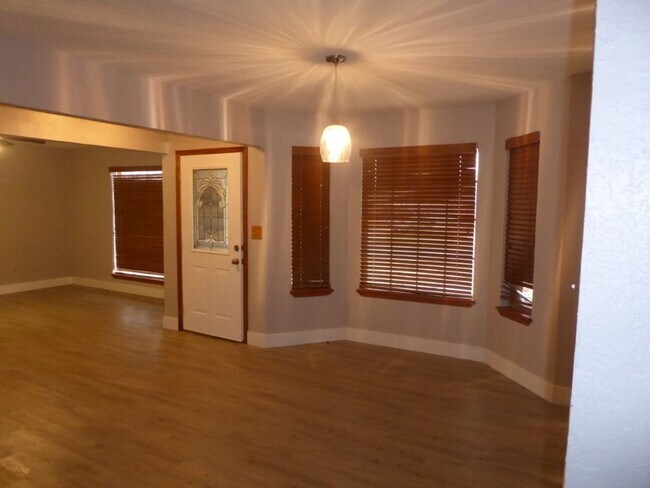 Building Photo - Corner Lot