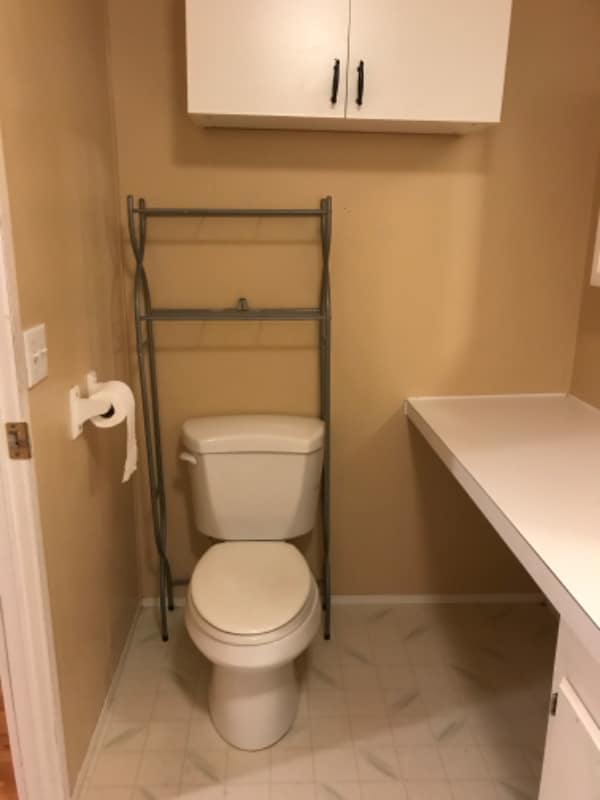 Building Photo - 715 Center St E