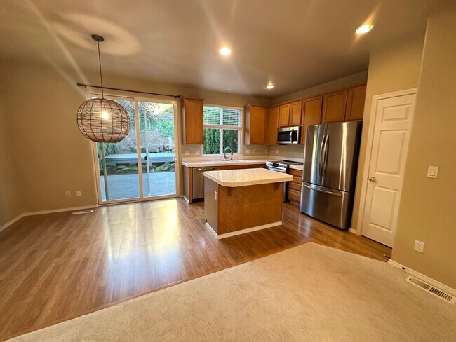 Building Photo - Beautiful 3 Bedroom Townhouse in West Linn!