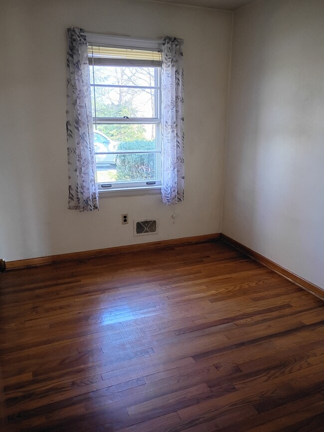 Building Photo - 395 W Newport Rd