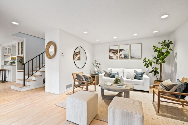 Building Photo - Natural Sunlight in every room, Palos Verdes Estates