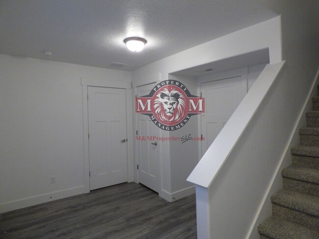 Building Photo - Great 3 Bd 2.5 Ba Townhome Rooftop Views