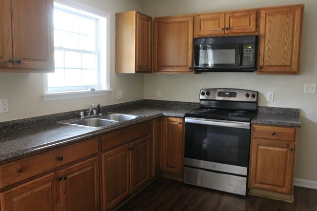 Building Photo - 1403 Greenbrier Ct