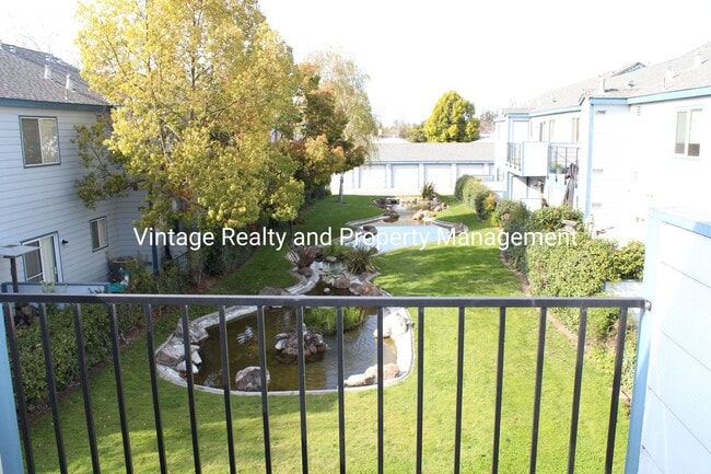 Building Photo - Ready To Go! Very Nice 2 bedroom Condo!!!