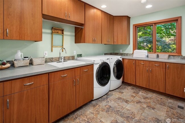 Building Photo - 5bd/4ba Mercer Island Home
