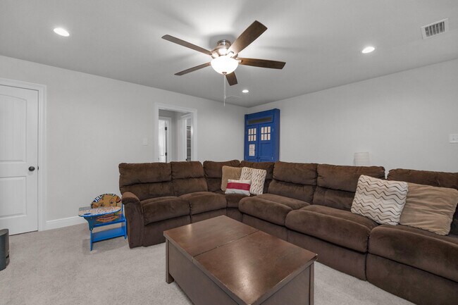 Building Photo - 5718 Oak Hvn Ln