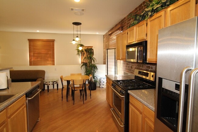 Building Photo - SHOWINGS AVAILABLE NOW