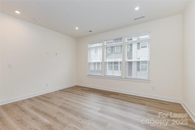 Building Photo - 6122 Cleburne Ct