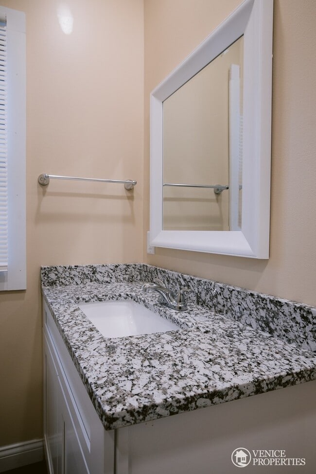 Building Photo - Completely Renovated Home--One block off o...
