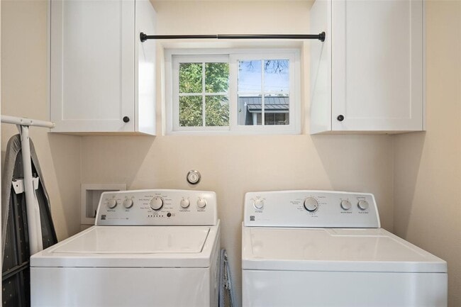 Building Photo - 2205 S L Davis Ave